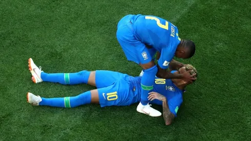 LLANTO DE ALEGRÍA. Neymar, tirado en el piso, es levantado por Douglas Costa (Foto: Getty).