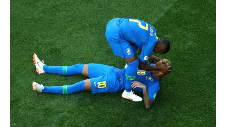 LLANTO DE ALEGRÍA. Neymar, tirado en el piso, es levantado por Douglas Costa (Foto: Getty).