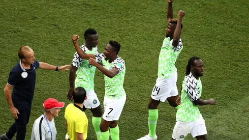 ARRIBA LAS ÁGUILAS. Toda Nigeria celebra el tanto ante Islandia para su primer triunfo en el Mundial (Foto: Getty).