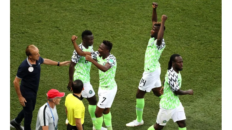 ARRIBA LAS ÁGUILAS. Toda Nigeria celebra el tanto ante Islandia para su primer triunfo en el Mundial (Foto: Getty).