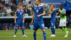 AFUERA. La mirada de Sigurdsson siguiendo el desviado remate del penal de Islandia (Foto: Getty).
