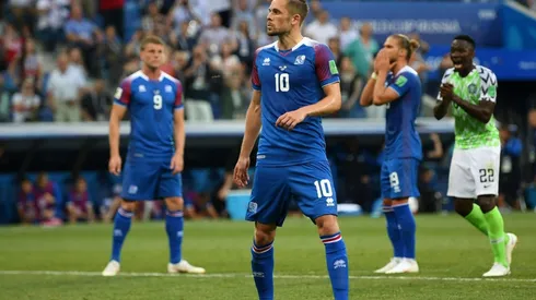 AFUERA. La mirada de Sigurdsson siguiendo el desviado remate del penal de Islandia (Foto: Getty).