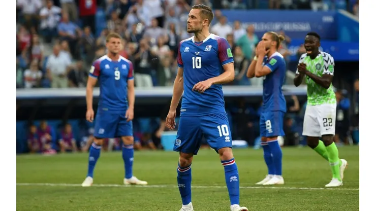 AFUERA. La mirada de Sigurdsson siguiendo el desviado remate del penal de Islandia (Foto: Getty).