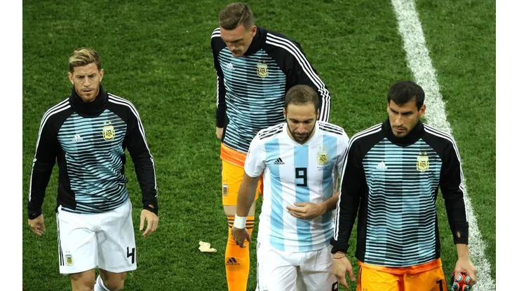 Foto de Gonzalo Higuaín y tres jugadores más de Argentina.