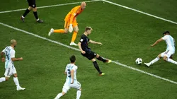 CATÁSTROFE. Rakitic marca el 3-0 ante Argentina con Caballero corriendo desde atrás (Foto: Getty).