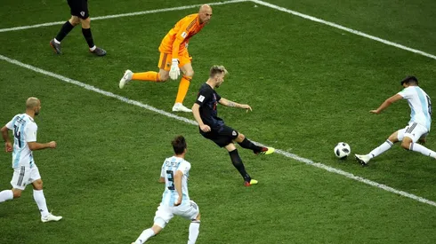 CATÁSTROFE. Rakitic marca el 3-0 ante Argentina con Caballero corriendo desde atrás (Foto: Getty).