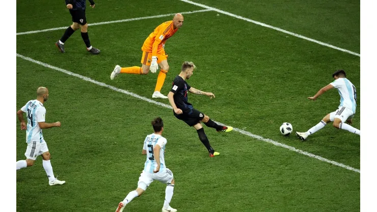 CATÁSTROFE. Rakitic marca el 3-0 ante Argentina con Caballero corriendo desde atrás (Foto: Getty).