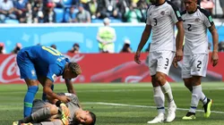 ¿Mala intención? Neymar lo choca a Keylor Navas y lo deja dolorido.