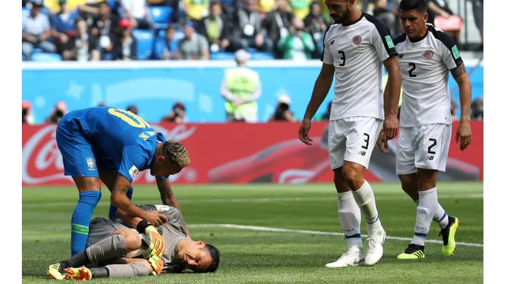 ¿Mala intención? Neymar lo choca a Keylor Navas y lo deja dolorido.