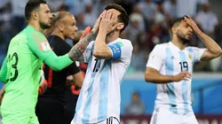 Foto de Lionel Messi y Sergio Agüero lamentándose.