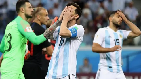 Foto de Lionel Messi y Sergio Agüero lamentándose.