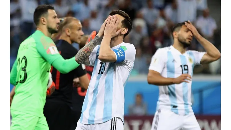 Foto de Lionel Messi y Sergio Agüero lamentándose.