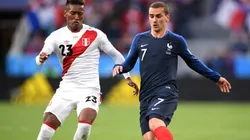 Foto del delantero enfrentando a la Selección de Perú.