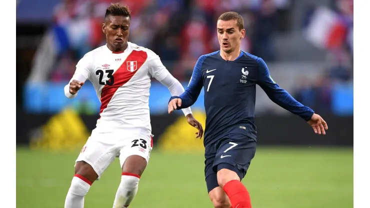 Foto del delantero enfrentando a la Selección de Perú.