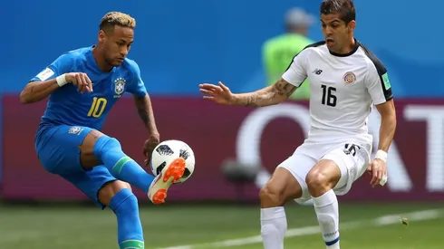 FÚTBOL. Neymar levanta el balón ante la presión de Cristian Gamboa sobre la banda derecha (Foto: Getty).