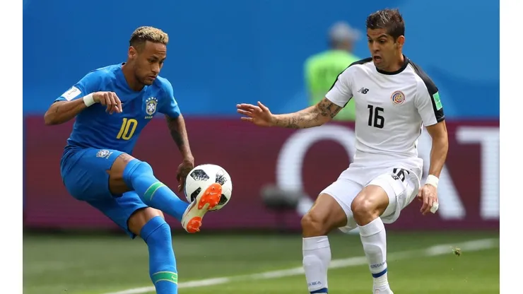 FÚTBOL. Neymar levanta el balón ante la presión de Cristian Gamboa sobre la banda derecha (Foto: Getty).