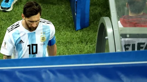 AFUERA. Lionel Messi se va del campo de juego después de la derrota de Argentina (Foto: Getty).