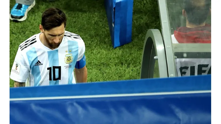 AFUERA. Lionel Messi se va del campo de juego después de la derrota de Argentina (Foto: Getty).