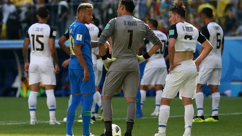 Neymar dialogó con Keylor Navas en pleno encuentro