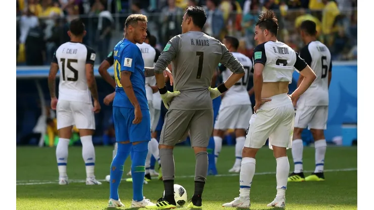 Neymar dialogó con Keylor Navas en pleno encuentro