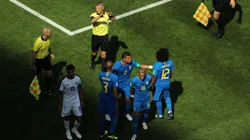 MUY ENOJADO. Los jugadores de Brasil al final del primer tiempo enfrentados con el árbitro (Foto: Getty).