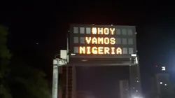#HOYVAMOSNIGERIA. Uno de los tantos carteles luminosos que apareció en Buenos Aires.