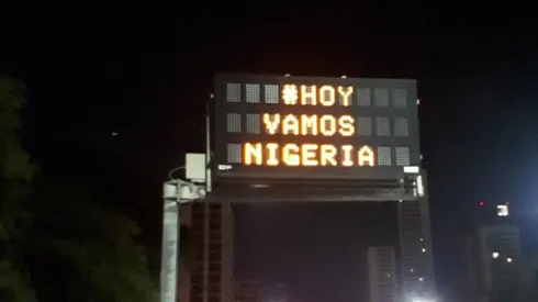 #HOYVAMOSNIGERIA. Uno de los tantos carteles luminosos que apareció en Buenos Aires.