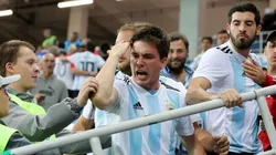 MUY CALIENTES. El enojo de los hinchas argentinos con los agentes de seguridad.