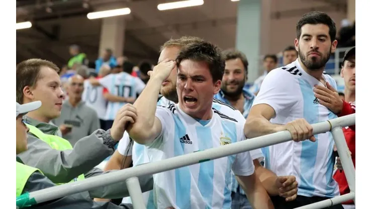 MUY CALIENTES. El enojo de los hinchas argentinos con los agentes de seguridad.