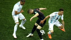 ATENDIÓ REBIC. Apretado por la marca argentina, el croata ya impactó sobre Salvio que salta (Foto: Getty).