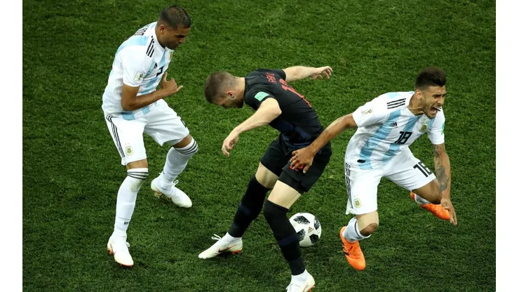 ATENDIÓ REBIC. Apretado por la marca argentina, el croata ya impactó sobre Salvio que salta (Foto: Getty).