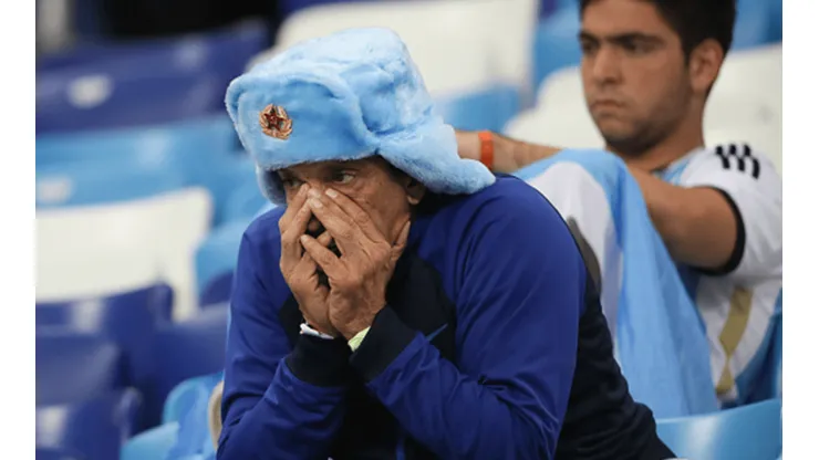 EL DOLOR DE TODOS. La frustración de dos hinchas en el estadio tras ver perder a la Argentina (Foto: Getty).