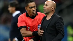 SIN CONTROL. Jorge Sampaoli es tranquilizado por el cuarto árbitro en Argentina-Croacia (Foto: Getty).