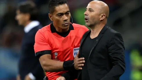 SIN CONTROL. Jorge Sampaoli es tranquilizado por el cuarto árbitro en Argentina-Croacia (Foto: Getty).