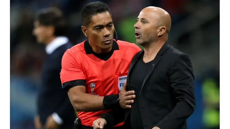 SIN CONTROL. Jorge Sampaoli es tranquilizado por el cuarto árbitro en Argentina-Croacia (Foto: Getty).