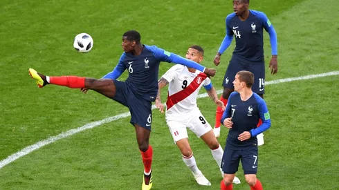 Paolo Guerrero disputa la pelota contra tres jugadores de Francia