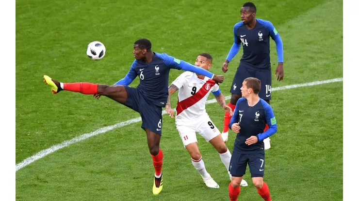 Paolo Guerrero disputa la pelota contra tres jugadores de Francia