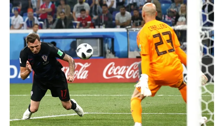 Lo tuvo Croacia: Mario Mandzukic cabeceó solo y perdonó a Argentina
