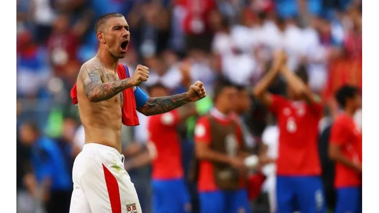 Aleksandar Kolarov marcó el gol de Serbia de tiro libre.