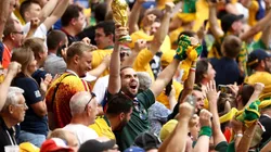 Los hinchas de Dinamarca y Australia festejaron unidos el empate de sus países