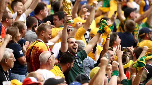 Los hinchas de Dinamarca y Australia festejaron unidos el empate de sus países