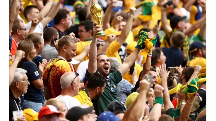 Los hinchas de Dinamarca y Australia festejaron unidos el empate de sus países