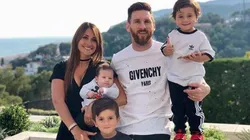 Messi y Antonella con sus hijos