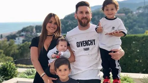 Messi y Antonella con sus hijos