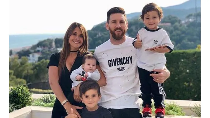Messi y Antonella con sus hijos