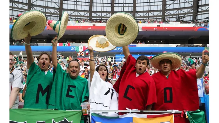 SE HACEN NOTAR. Los aficionados mexicanos llaman la atención en Rusia