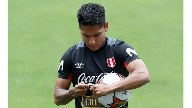 Ruidíaz en un entrenamiento de Perú.