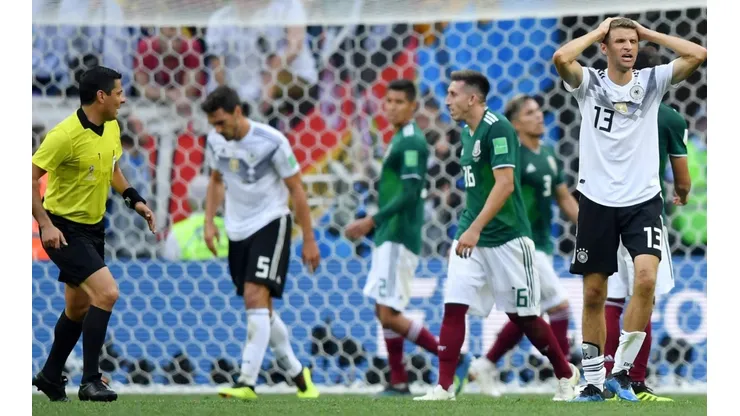 NO PUEDE OLVIDAR. El goleador alemán sigue jugando el duelo ante el "Tri"