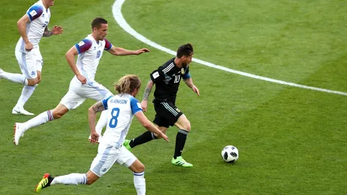 EL DIEZ DE BANDERA. Lionel Messi es perseguido por tres jugadores de Islandia (Foto: Getty).