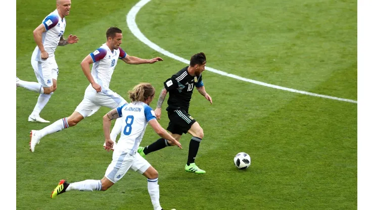 EL DIEZ DE BANDERA. Lionel Messi es perseguido por tres jugadores de Islandia (Foto: Getty).